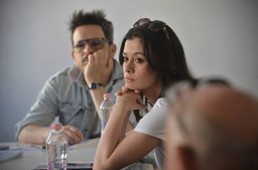 „Emily kiveszi a részét a munkából, nem csak dirigál"